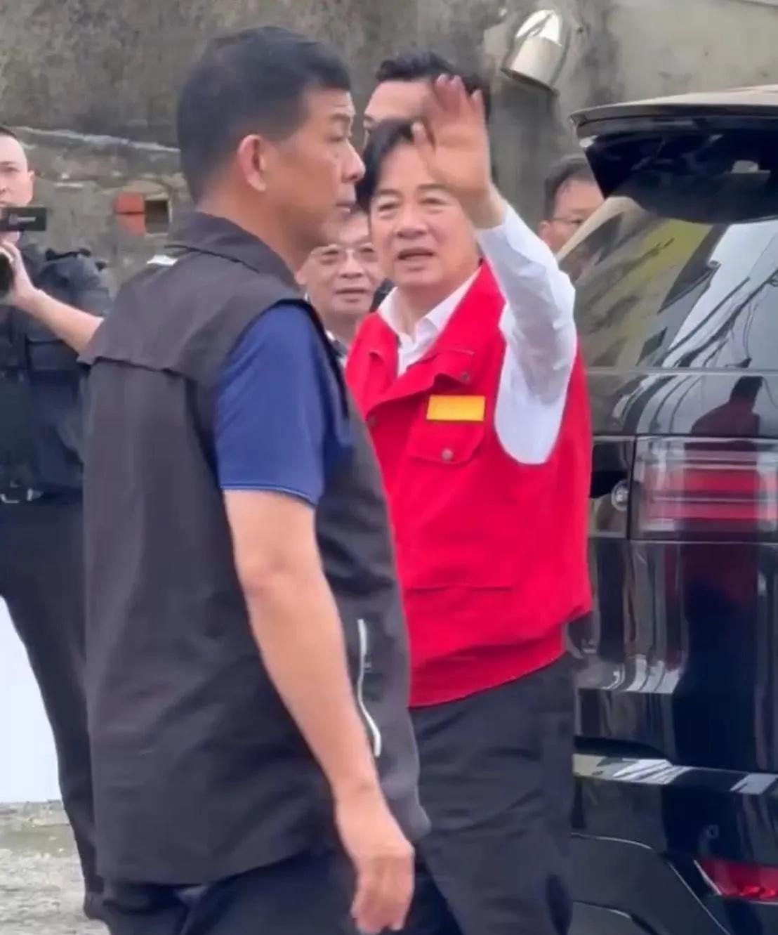 近日，赖清德穿着印有“中央救灾应急中心”的黄色号衣，现身台南灾区，面对急于向台军