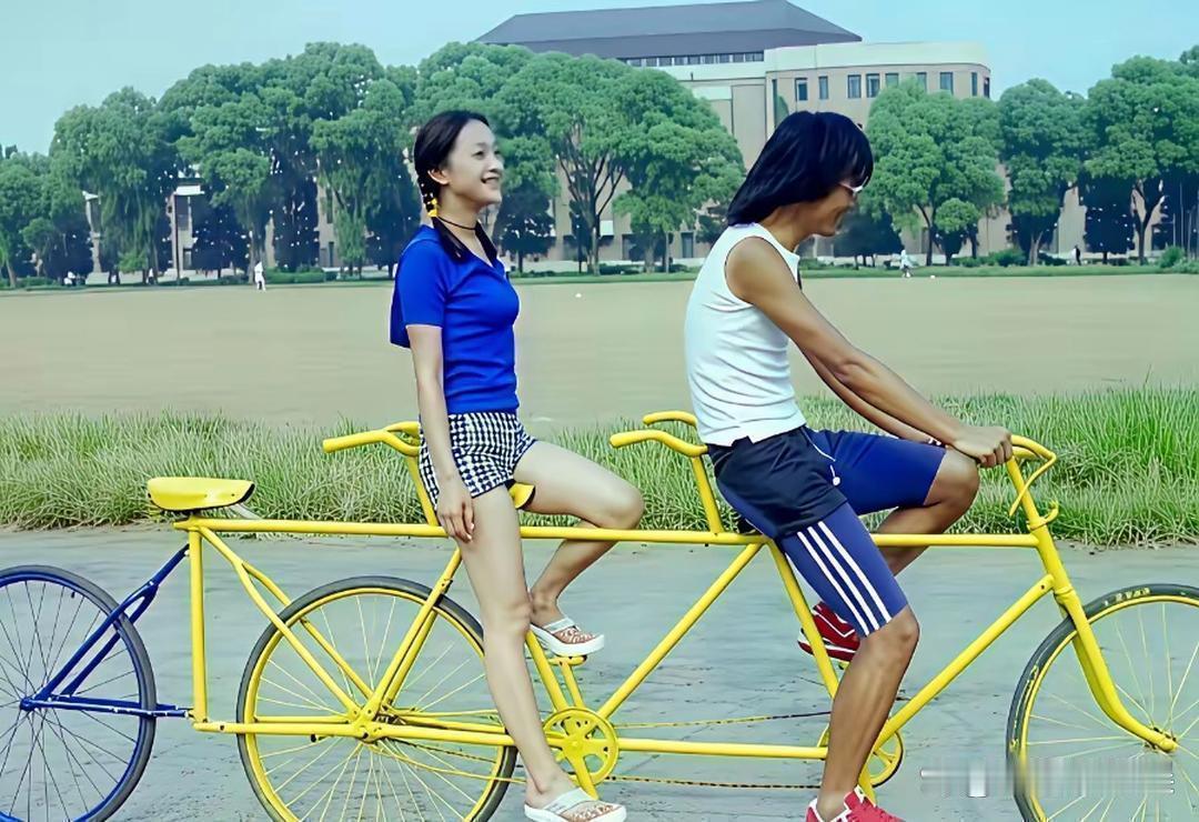 周迅、朴树、夏雨二十多年前在清华操场上的一组老照片。