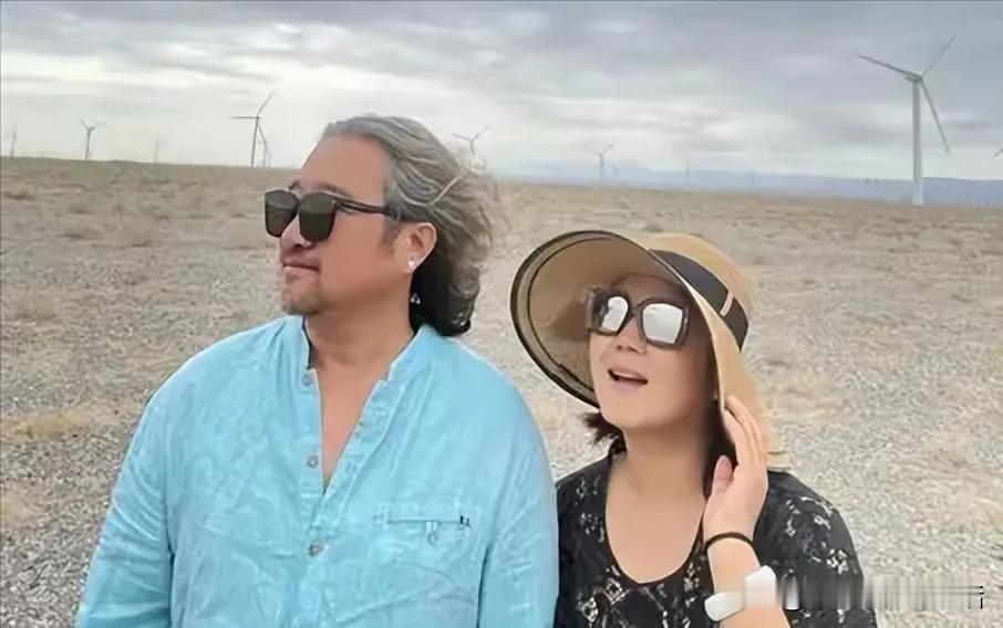 这一对明星夫妻还真的是事业上的好伙伴，生活里的好伴侣。王茜华与丈夫沈航，二人