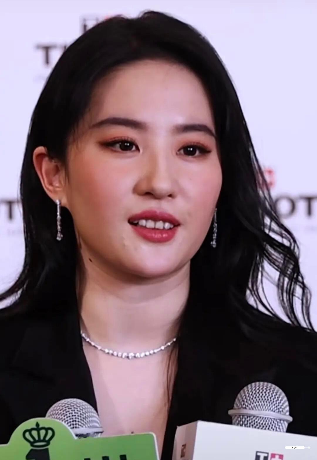 岁月这玩意儿，真的没放过谁。刘亦菲天梭活动生图脸确实是圆润了一圈，脸颊皮