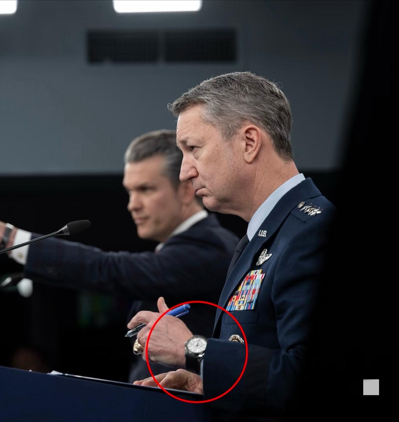 美军参谋长联席会议主席RazinCaine（拉辛·凯恩）将军今天佩戴了一款劳力