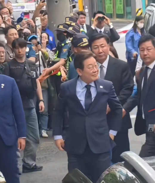 今天是韩国大选日，投票从早上6点一直开到晚上8点（韩国时间）。这次选举最有看头的