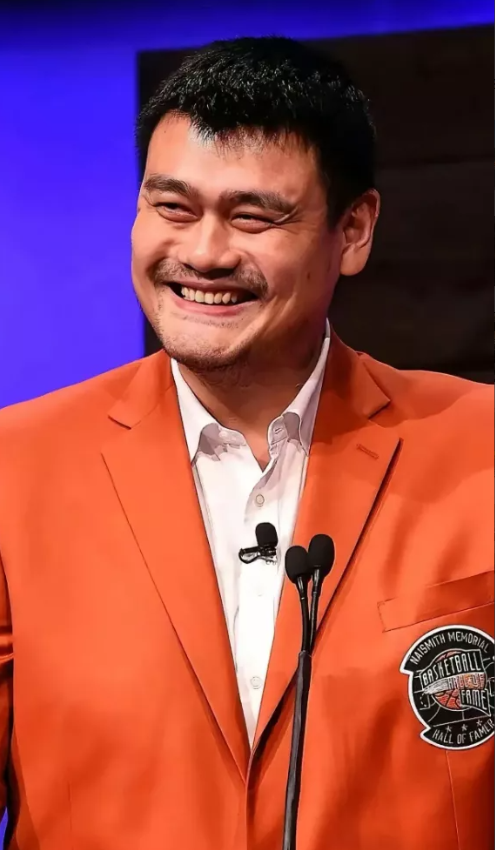 姚明才真男人！一次采访中，记者问，中国男女篮的成绩不理想，如果让一个人来负责的话