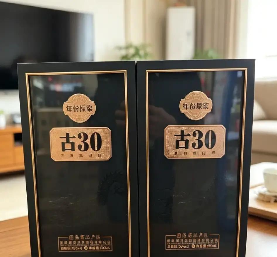 前几天小舅子去安徽谈生意，回来给我带了两瓶酒，包装看着挺精致的。我本来想把酒