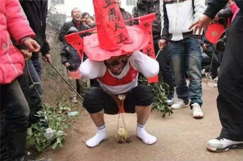 达州人还敢恶搞新郎吗? 有人赔35万元! - 微信奴