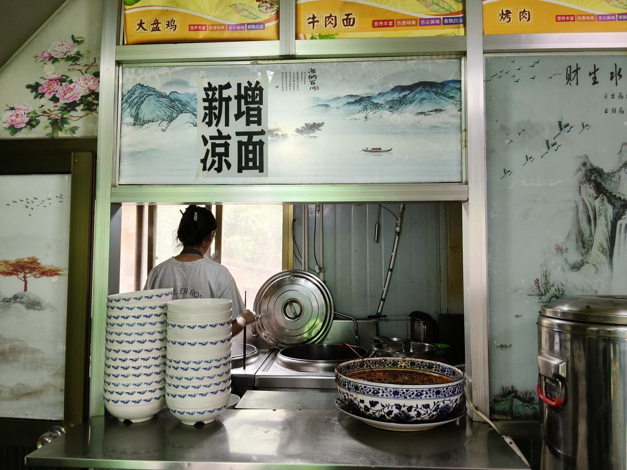 地点:兰州今天去了一趟兰州市七里河区的阿甘镇，我去了两个牛肉面馆，发现牛肉面馆