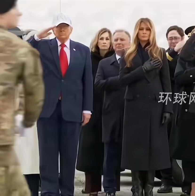 川普全程一脸严肃，头也挺不起来了，以前可是大大咧咧，昂首阔步，总爱开玩笑讲段子！