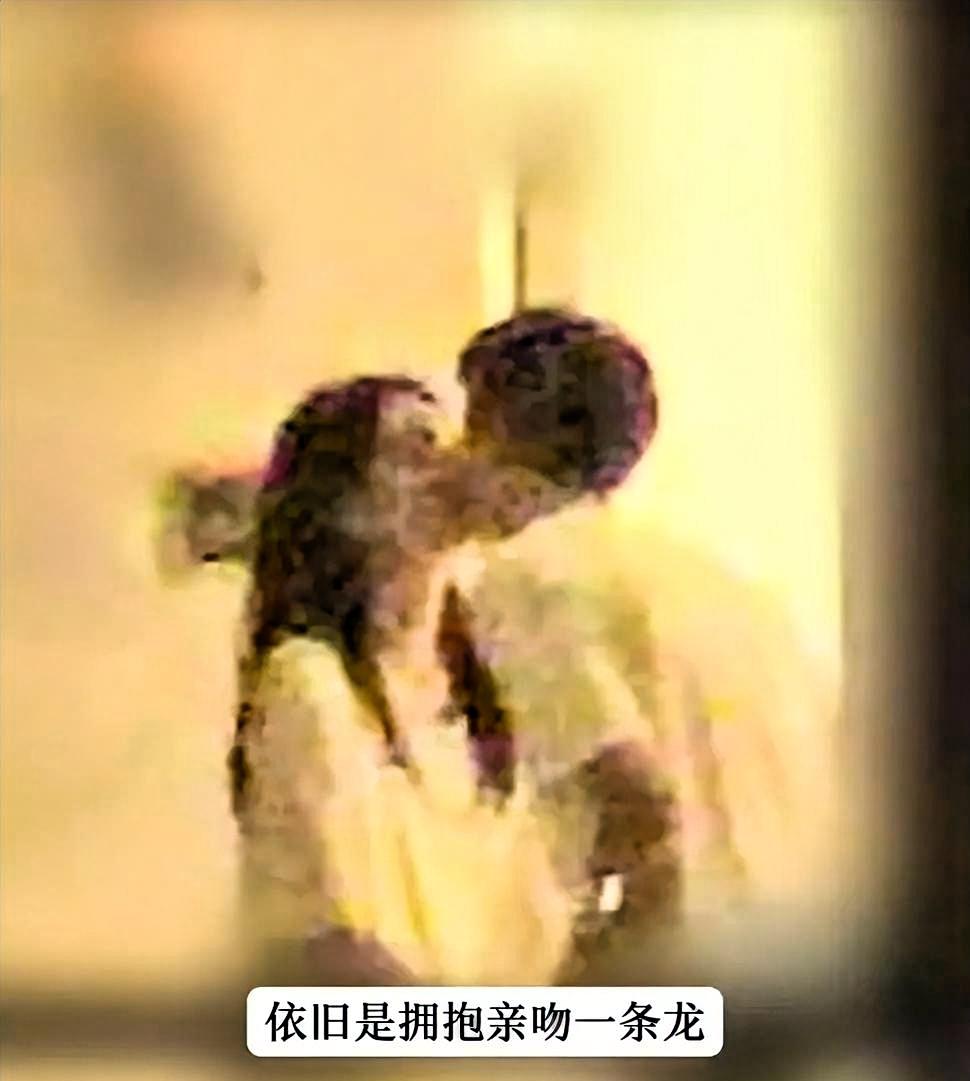 周也，被拍了。拥抱亲吻，全录下来了。狗仔的镜头，比男朋友到得还准时。四月