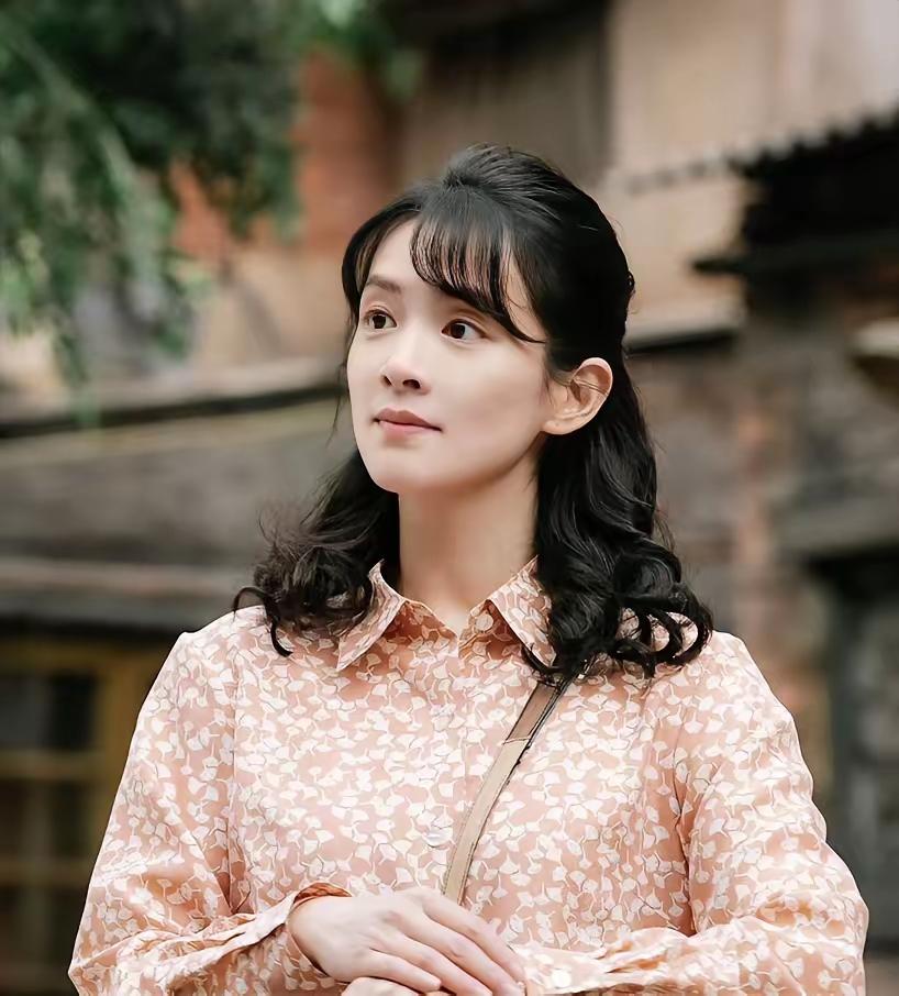 陈昊宇，1992年出生于福建福州，父亲是物理教授，母亲是文艺工作者。父亲给她取名