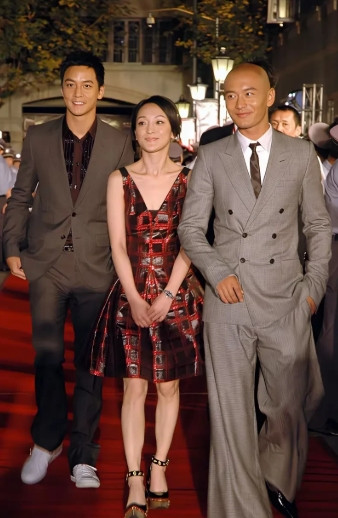 大概是2007年左右的黄晓明和吴彦祖周迅，三个人一起出席电影节活动走红毯，当年的