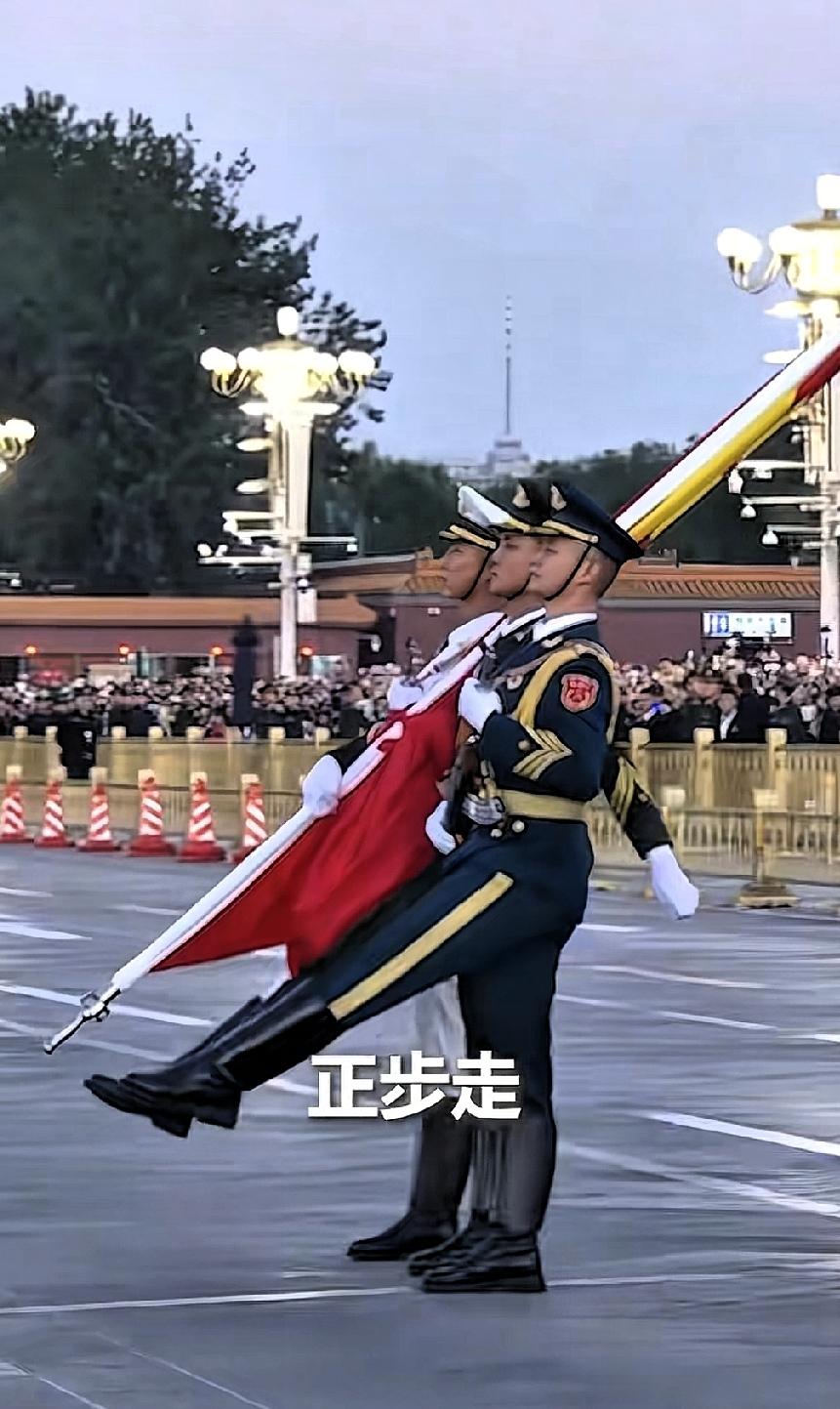 凌晨四点的天安门广场，秋风微凉，人潮早已守候。当国旗护卫队的脚步声铿锵响起，整个