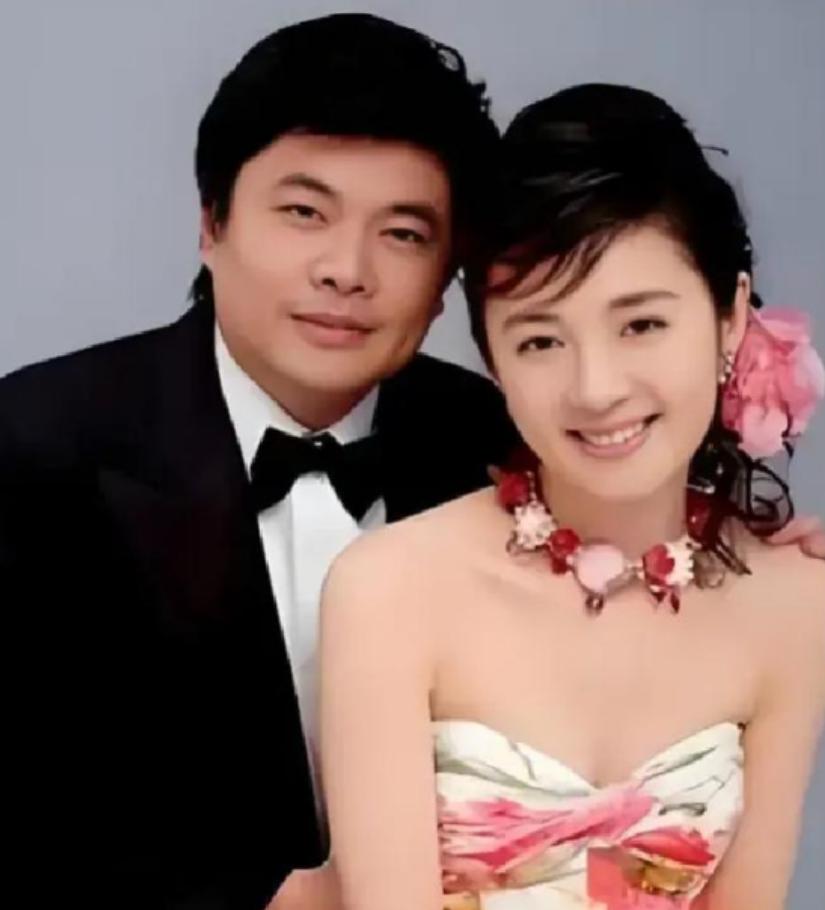 2004年，亿万富翁丁健对妻子说：“给你一个亿，离婚吧，我爱上别人了”，可妻子抱