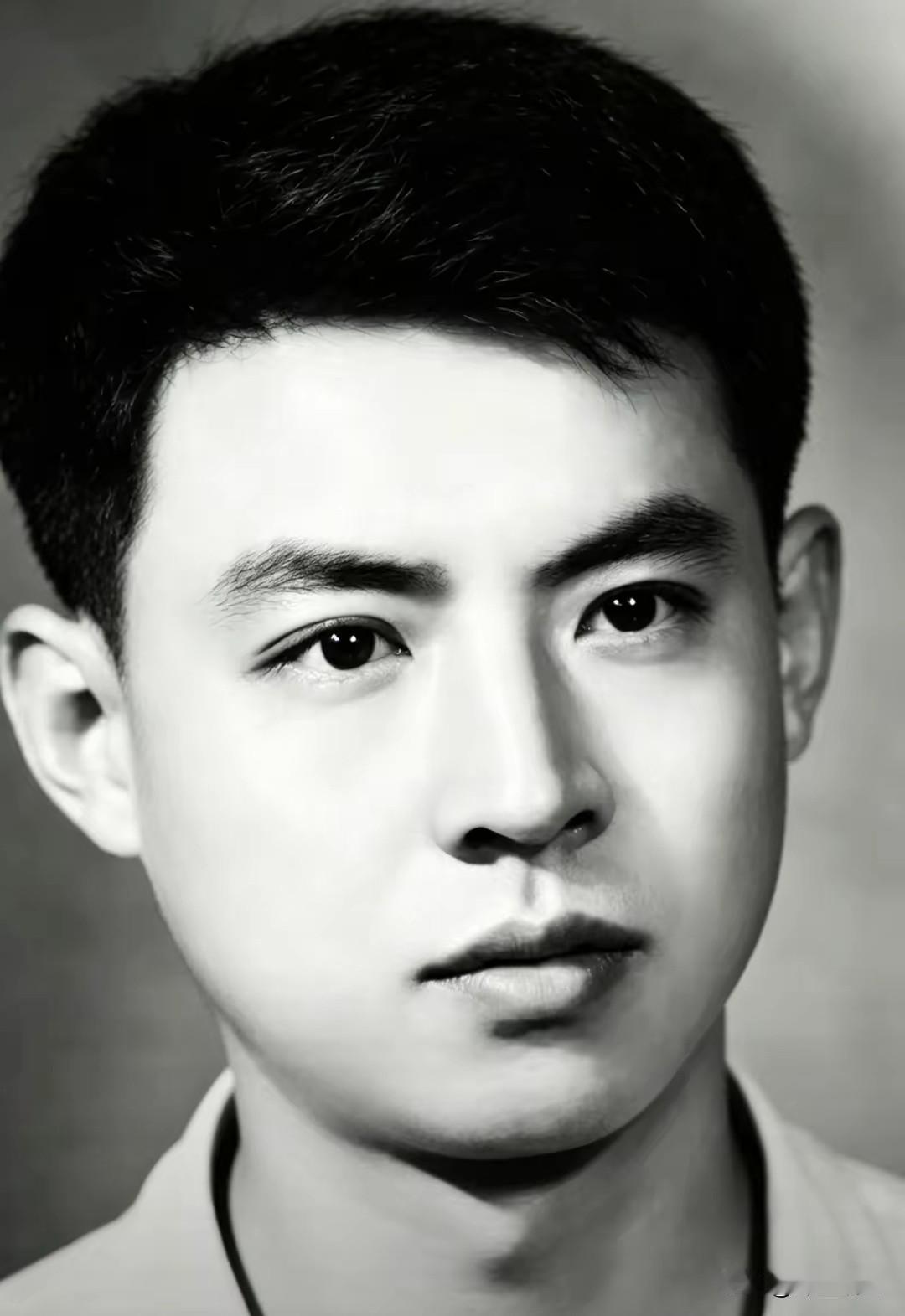 廖有梁。演过电影《柳堡的故事》《霓虹灯下的哨兵》，给广大观众留下了深刻难忘印象，