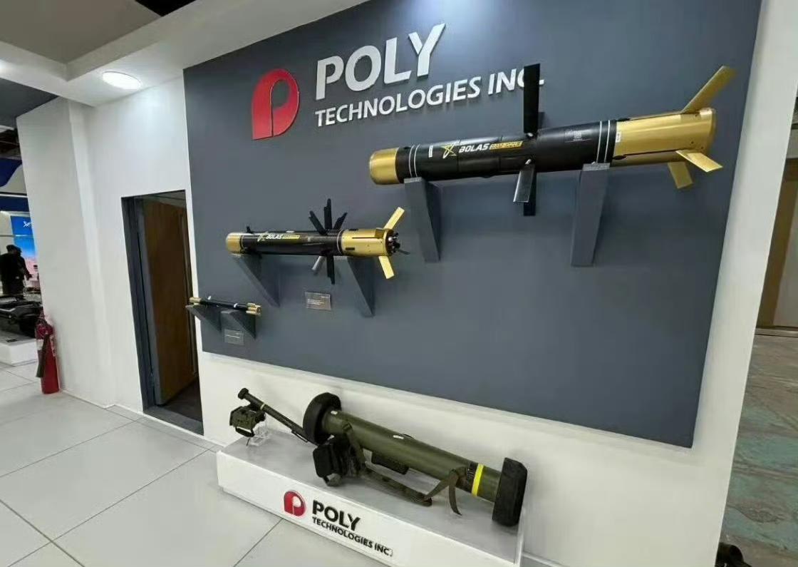 国产QN202微弹与常规反坦克导弹的尺寸直观对比​​​保利的标识很明显喔国产