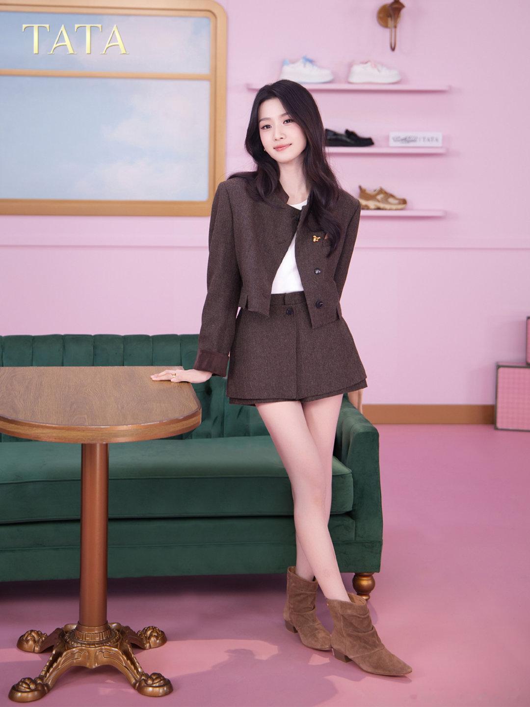 卢昱晓短裙美照16​