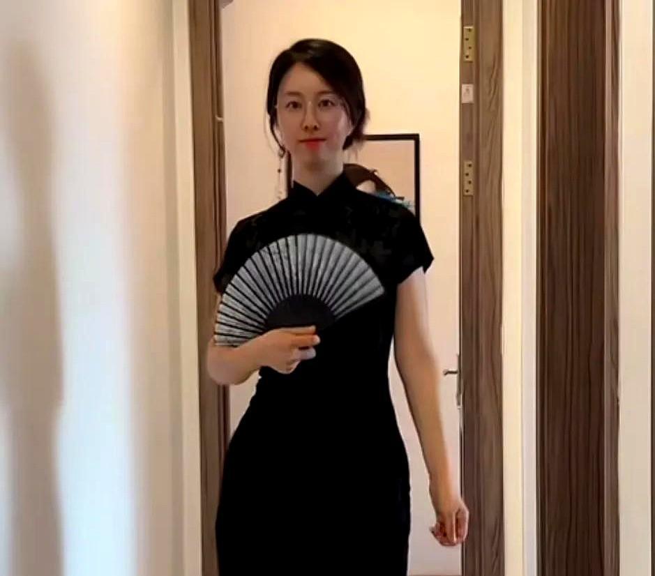 田静今天终于证明，自己与老马才是亲母女关系！评论区有网友问得挺直接：“气质与文