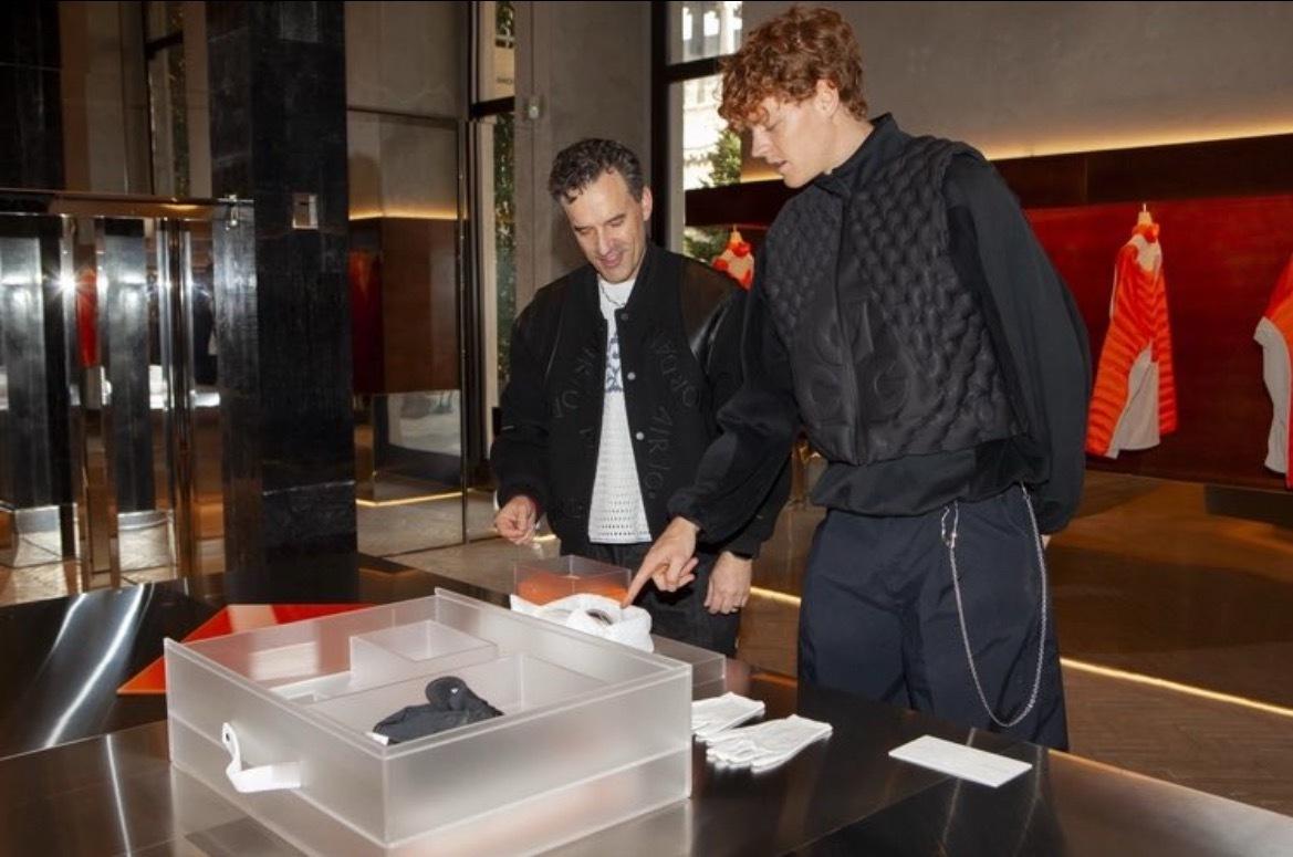 网球talking大会体育大赏勾子给辛纳的专属设计，非卖品。辛纳穿着这身上了V