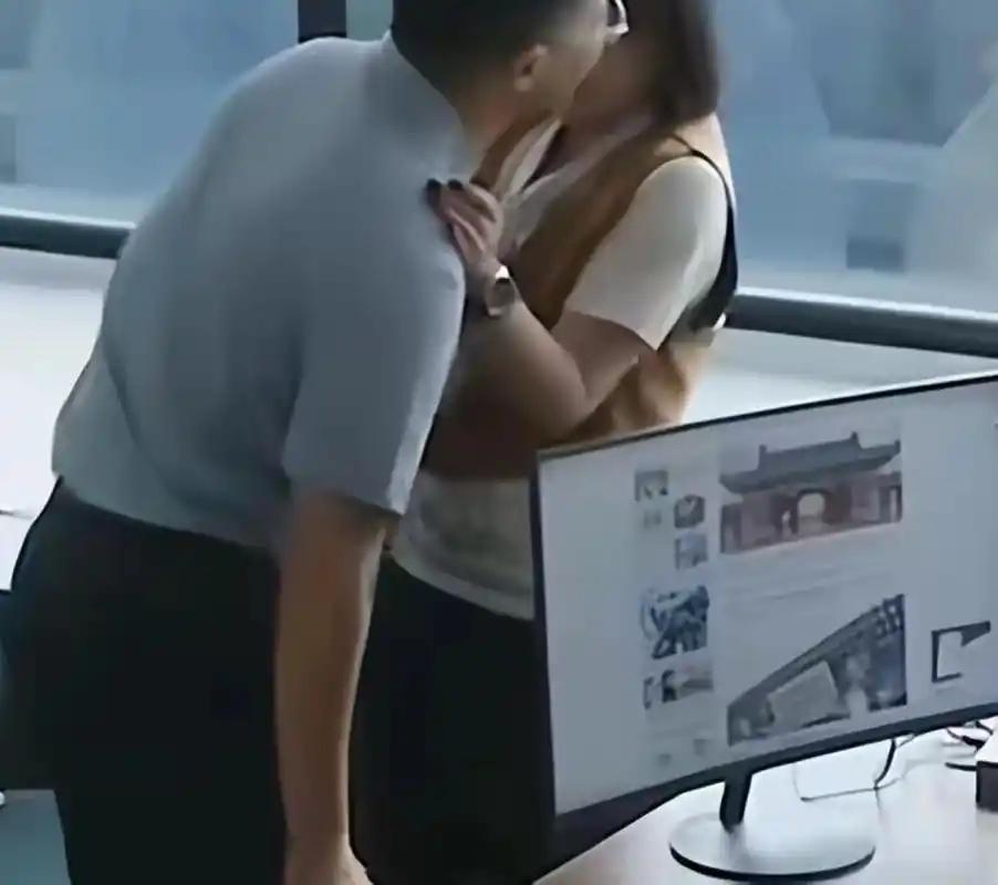 北京，一男子没忍住，在库房突然强吻了一下女同事，女同事花容失色，愤怒的报了警，这
