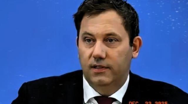 刚从中方访问回国的德国财政部长克林拜尔，在德国接受采访时警告说：我在中国已经亲眼