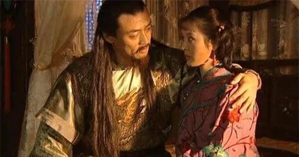1853年，天京刚立，洪秀全身披黄袍，喊的是“兄弟平等”“男女分营”，可等到选妃
