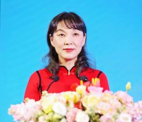 杜建英就是人们常说的小三，怎么当的三，肯定能写一部琼瑶剧，然后怎么有了一席之地，
