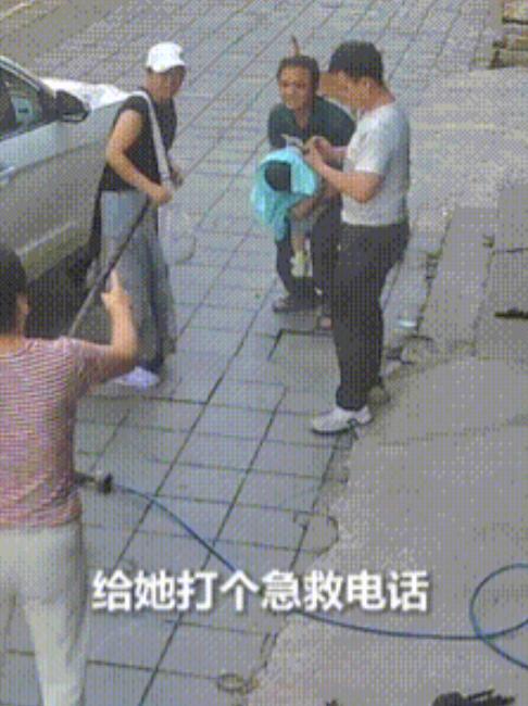 太紧急了！宁波北仑，孩子吃橘子卡喉，奶奶抱着一路喊“救命”，却没人会急救。最后救