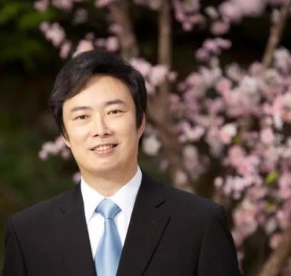 像费玉清那样，不管你信不信。如果一个人整天黄段子不离口，把大家逗笑了。但是，过后