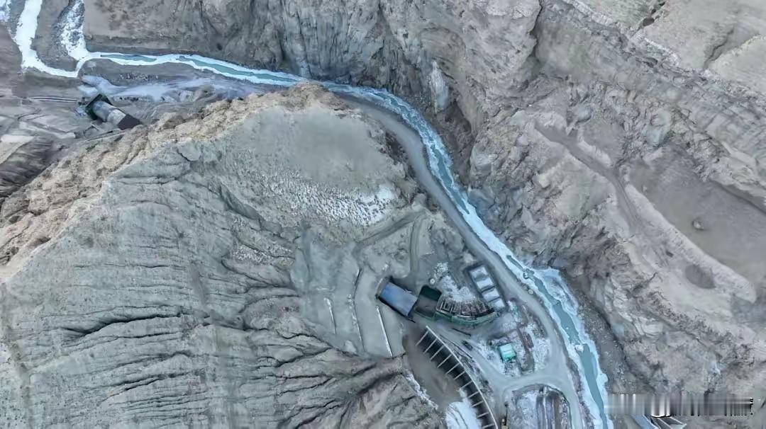 凿穿了，终于凿穿了。凿穿了，凿穿了，我们终于成功的凿穿了昆仑山支脉，打通2.8