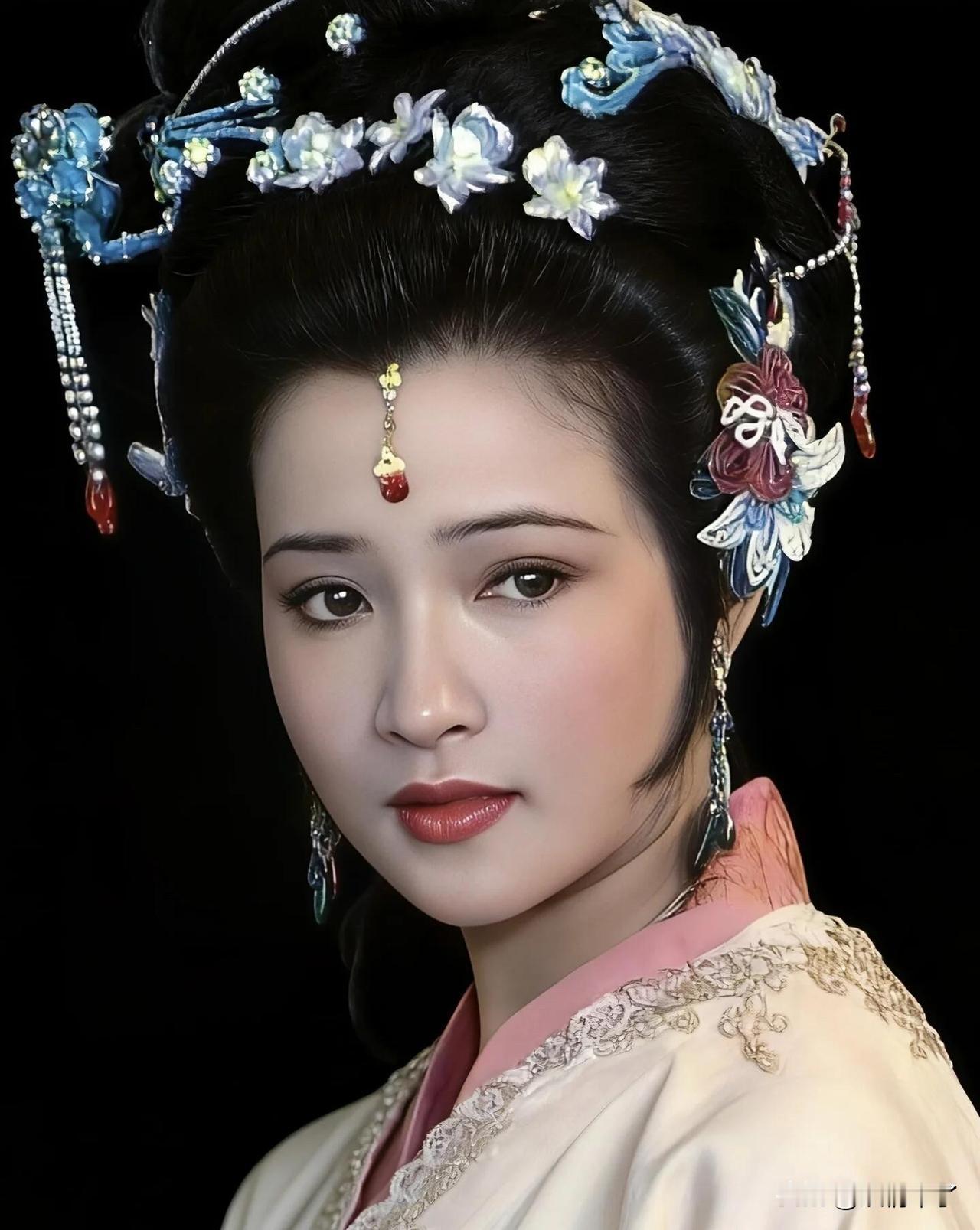 她是华语影坛唯一演遍四大名著的古典美人，江南水土滋养出的温婉气韵，加上扎实的昆曲