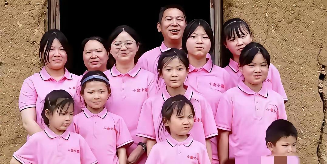 九凤一龙！十全十美！贵州这一家子为国家人口增长做出了突出贡献！大家说，应该给予什