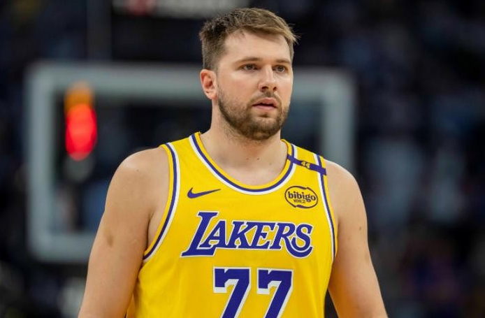 湖人拥有东契奇班底、里弗斯交易欧文肯纳德＋斯玛特＋东契奇＋八村塁＋顿宝就是湖人