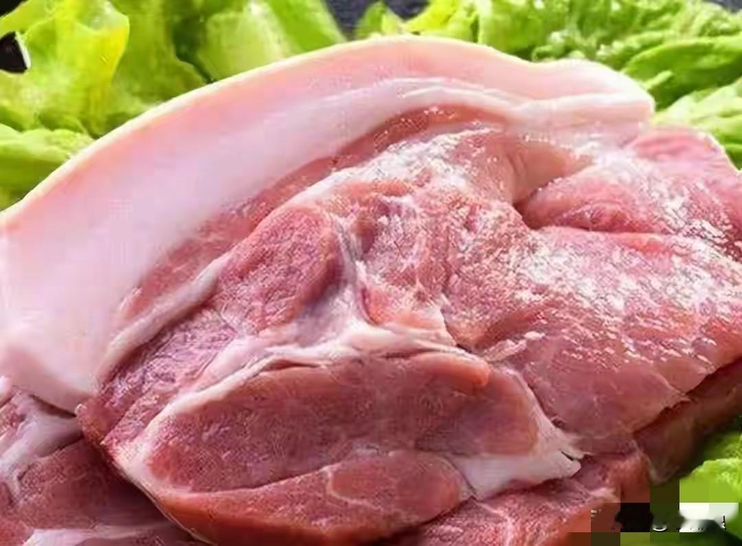 现在猪肉那么便宜，但餐饮店没降价。老家这样猪肉，一斤才8块多，以前最贵时候一