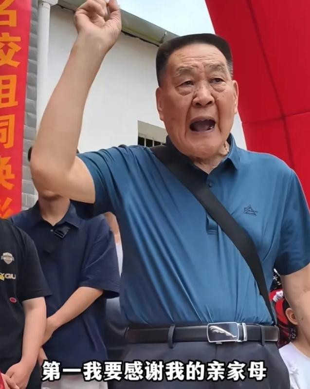 湖南，一位83岁老人在孙子的名校升学宴上，没夸孙子争气，也没提自家基因，而是当众