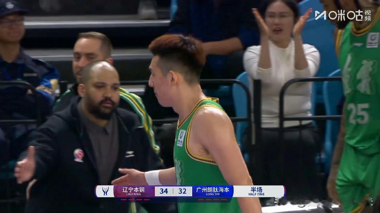 辽宁男篮彻底改变磨阵地打法！杨鸣在强调防守反击的情况下，鼓励全队提速，别看辽宁队