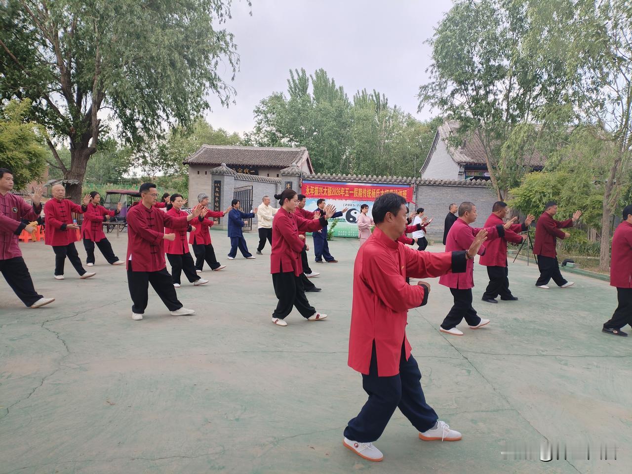 太极拳如何“自学”如果只求强身健体、活动身体练习太极拳，那自学是可以的。想要学习