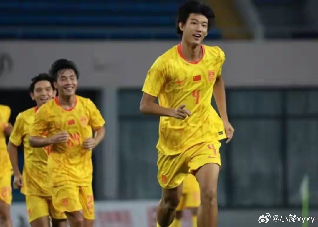 豪门纷纷关注！赵松源留洋的现实阻碍有多大足球中国青训U17小将赵松源在国际邀请
