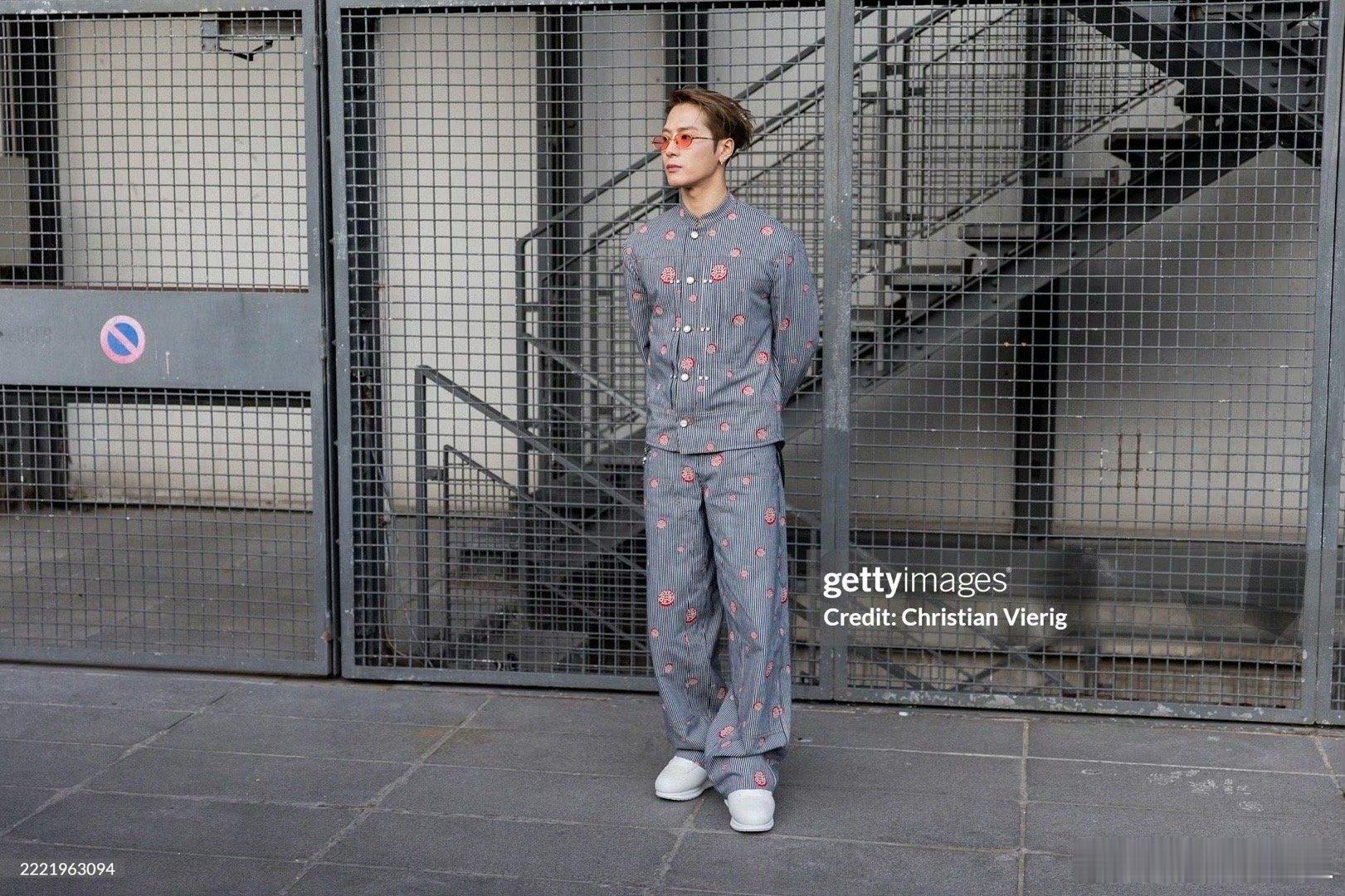 王嘉尔一款真正站在那就是时尚标杆LV巴黎时装周彩色套装白色鞋好出彩好帅王嘉尔