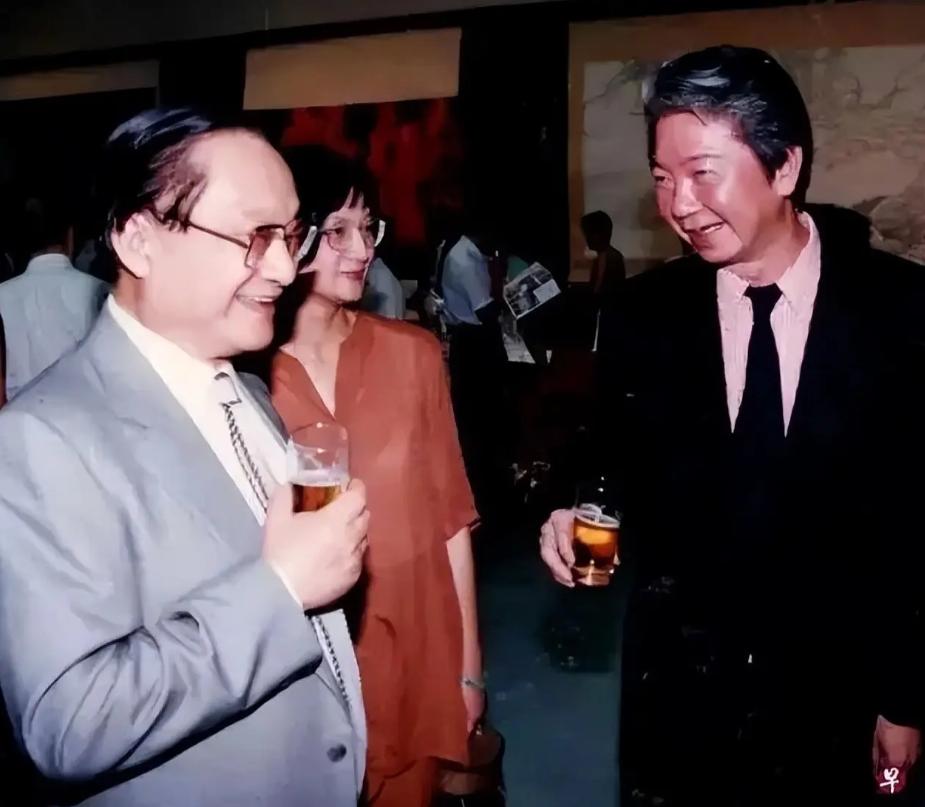 当年，金庸经常和蔡澜、倪匡一起吃饭，每次都是他买单，有一回蔡澜实在过意不去，死活