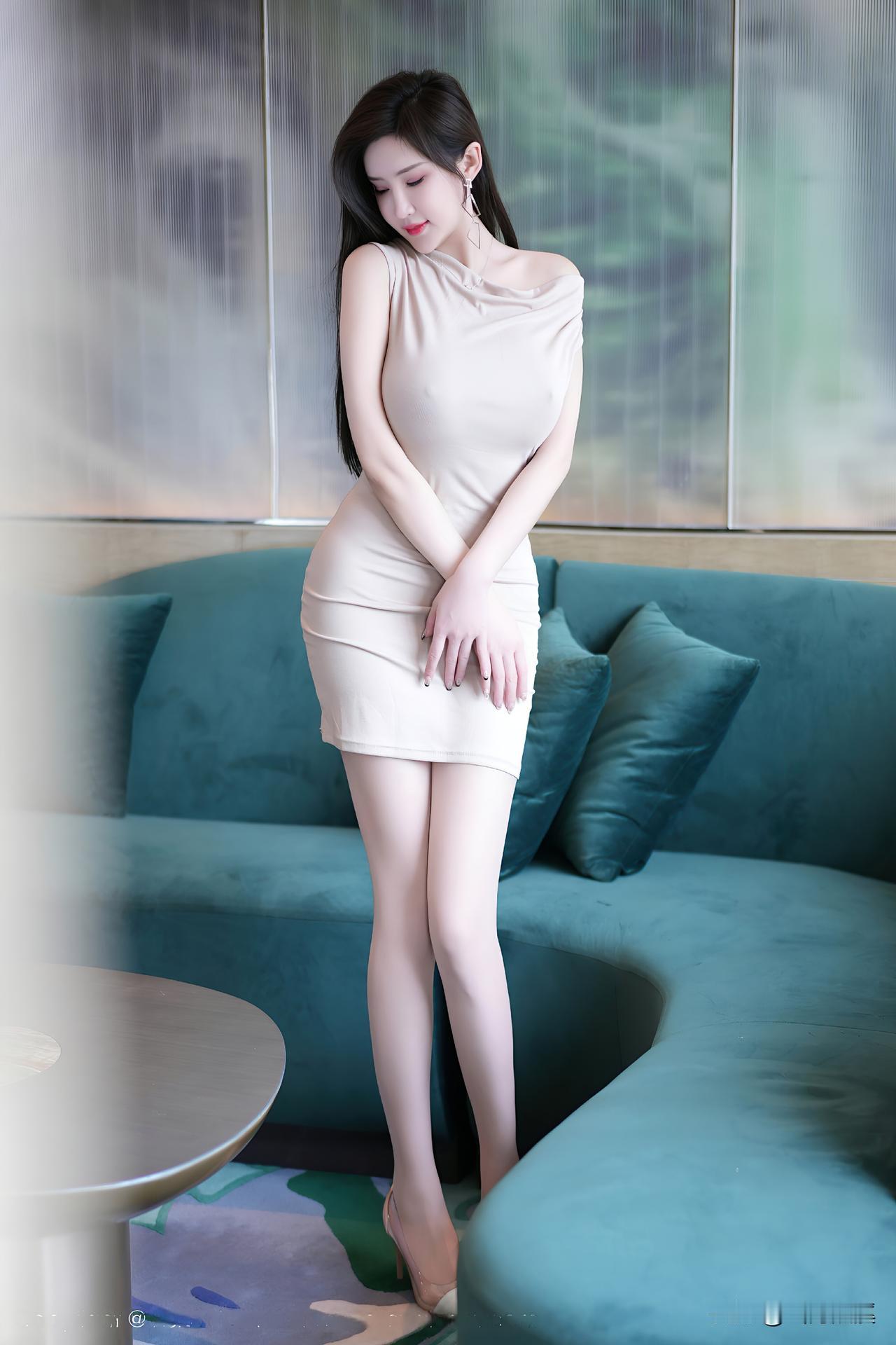 不仅前凸后翘，皮肤还特别白😘