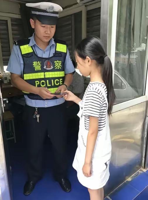 南京，一小学生捡到手机主动交到交警岗亭，失主取回手机时意外发现女孩走路一瘸一拐，