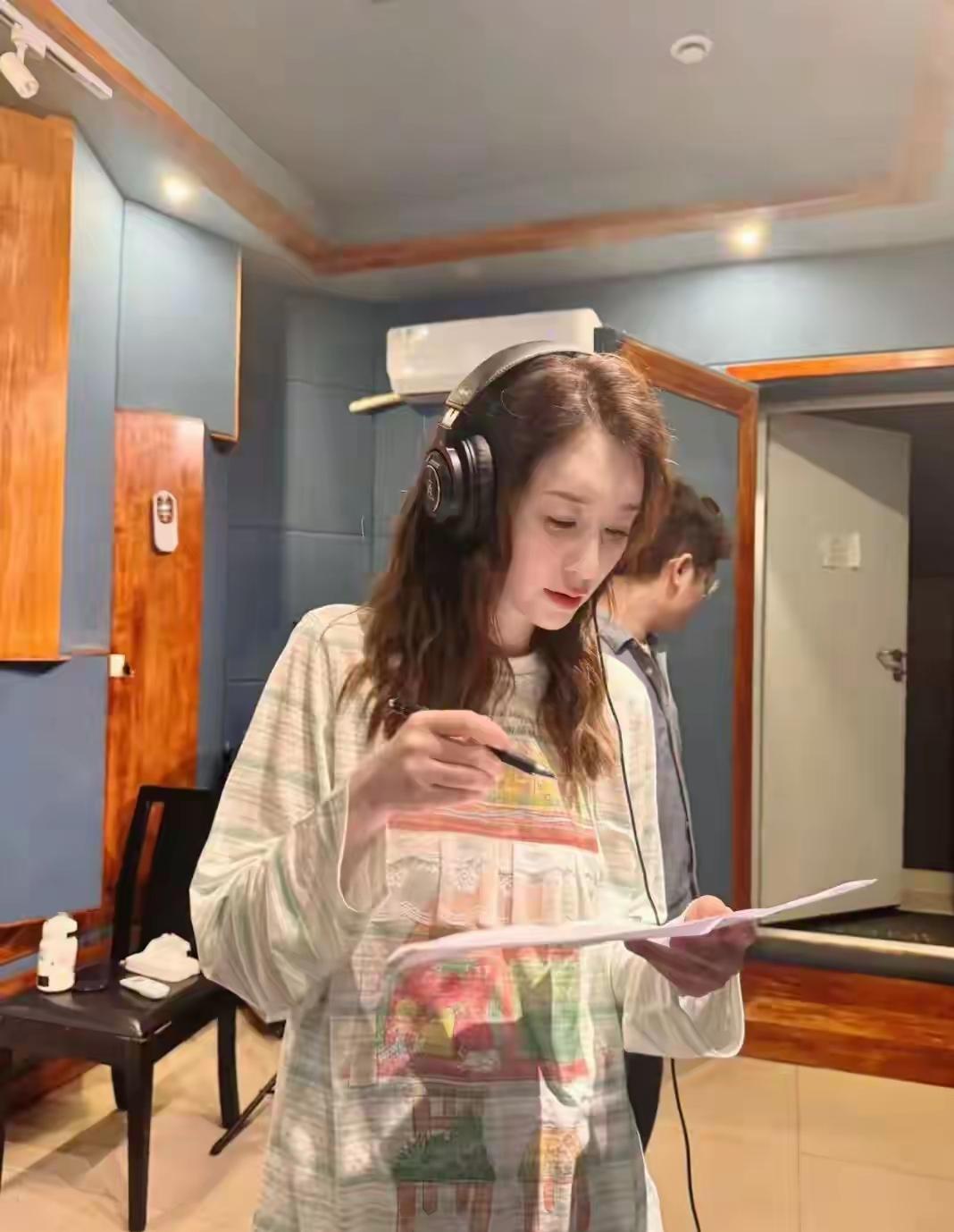 李小冉哭两晚，根本不是因为跑调全网都在笑她唱跑调、扎双马尾像幼儿园汇演，没