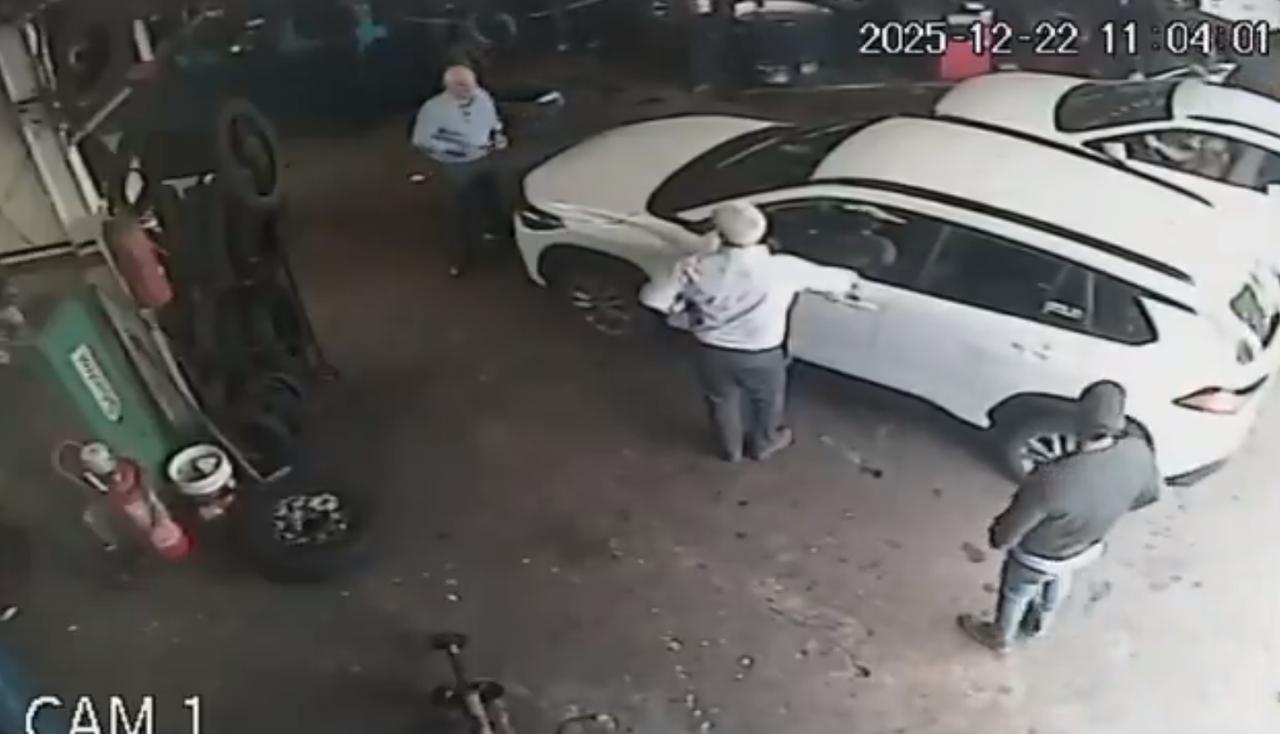 阿根廷东部拉普拉塔一名男子在银行取款后前往轮胎店修理，途中卡车轮胎被扎破。他在轮