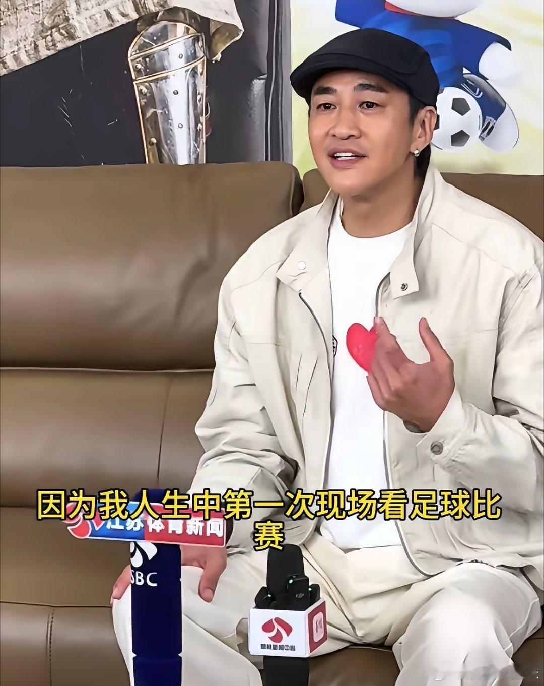 何润东说：“刚开始接到苏超邀请的时候，我以为只是去宿迁参加一场普通的球赛开场，后