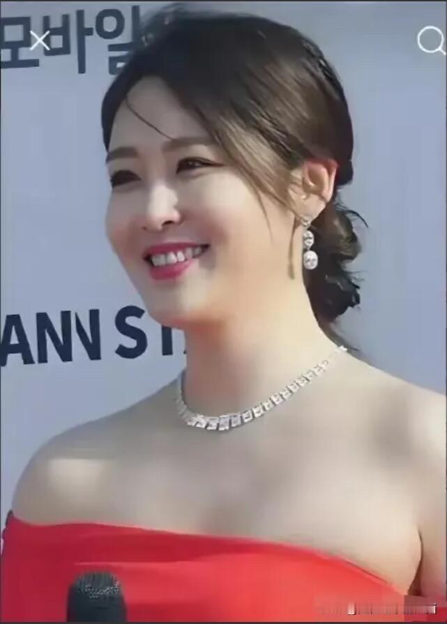 比周涛漂亮，比董卿有气质的一个女主持人出现了，她艳惊四座，温柔可人，美丽大方，是