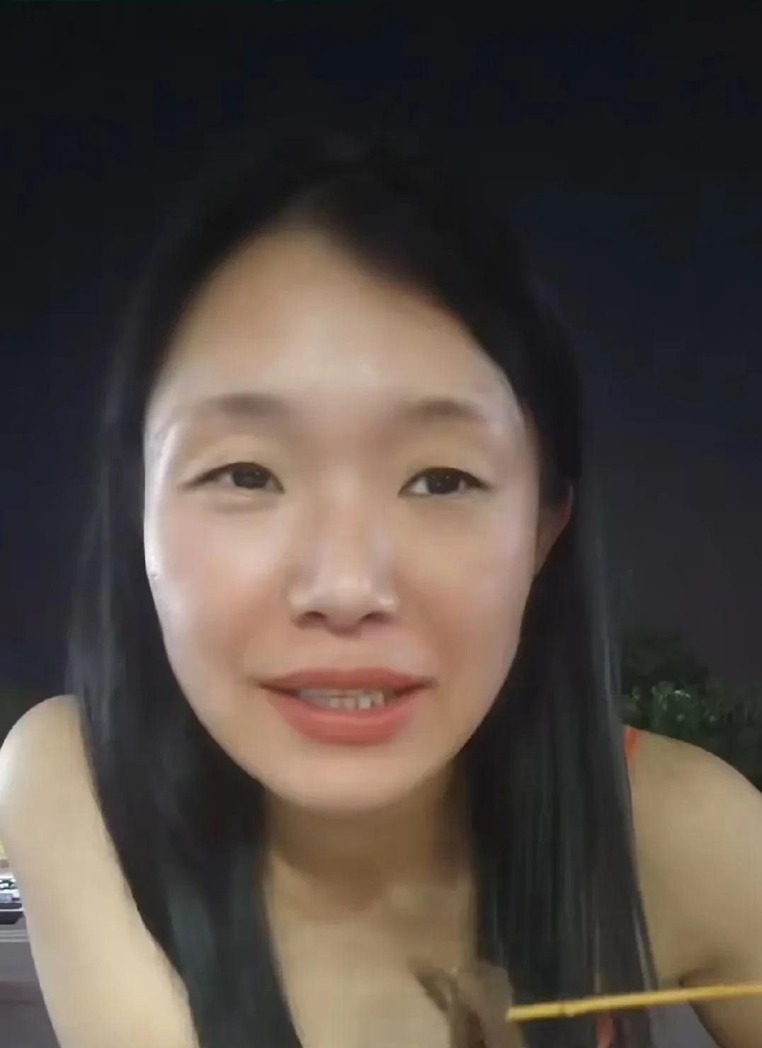 河南安阳，逆停阻碍交通近1个小时的女司机开直播了，还在和网友互怼，小心思被揭穿，