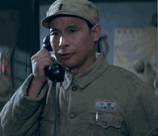 1948年淮海战役，国军少校谢德贵带着妻儿跟着溃兵往南跑，混乱里8岁的大儿子谢伟