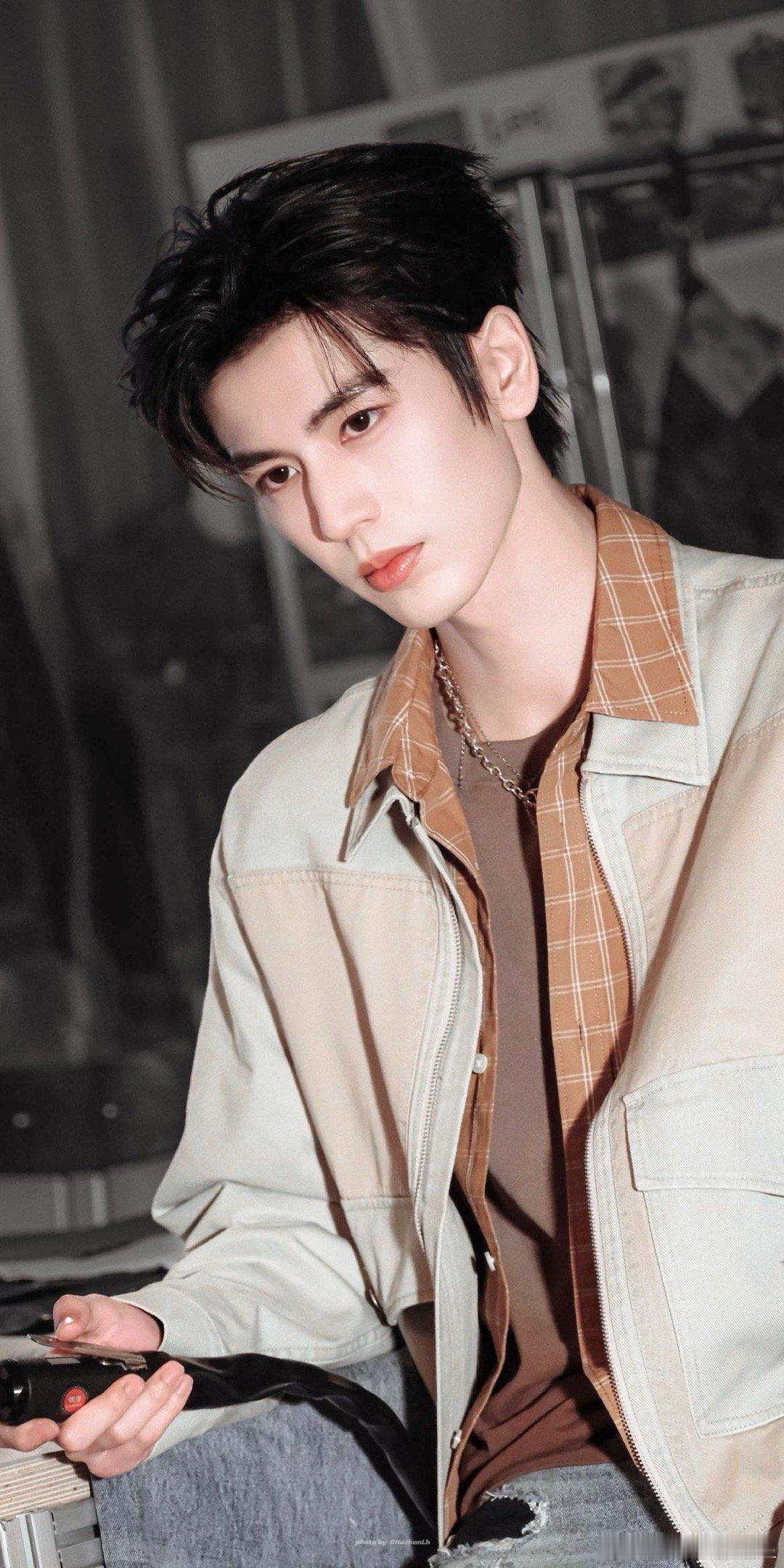 凌探未来张凌赫五官精致长得好看，身形挺拔大方。平时性格温柔沉稳，做事脚踏实地，