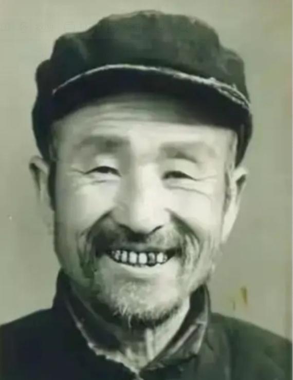 1956年，山东公安拦住一卖酒老汉，他掏出证件后，所有人都沉默了。 1956