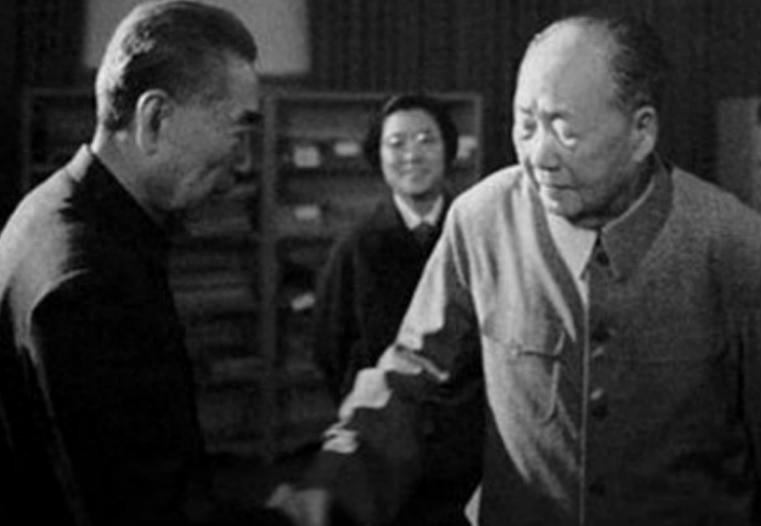 1974年，周总理向毛主席请辞后为何又折返回来，还坚持要陪主席多待两天呢？19