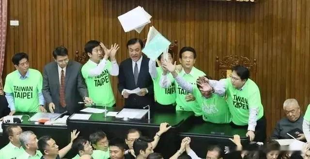民进党越打压，台湾青年越“赴陆”？2025最新数据曝光真相！最近岛内上演了